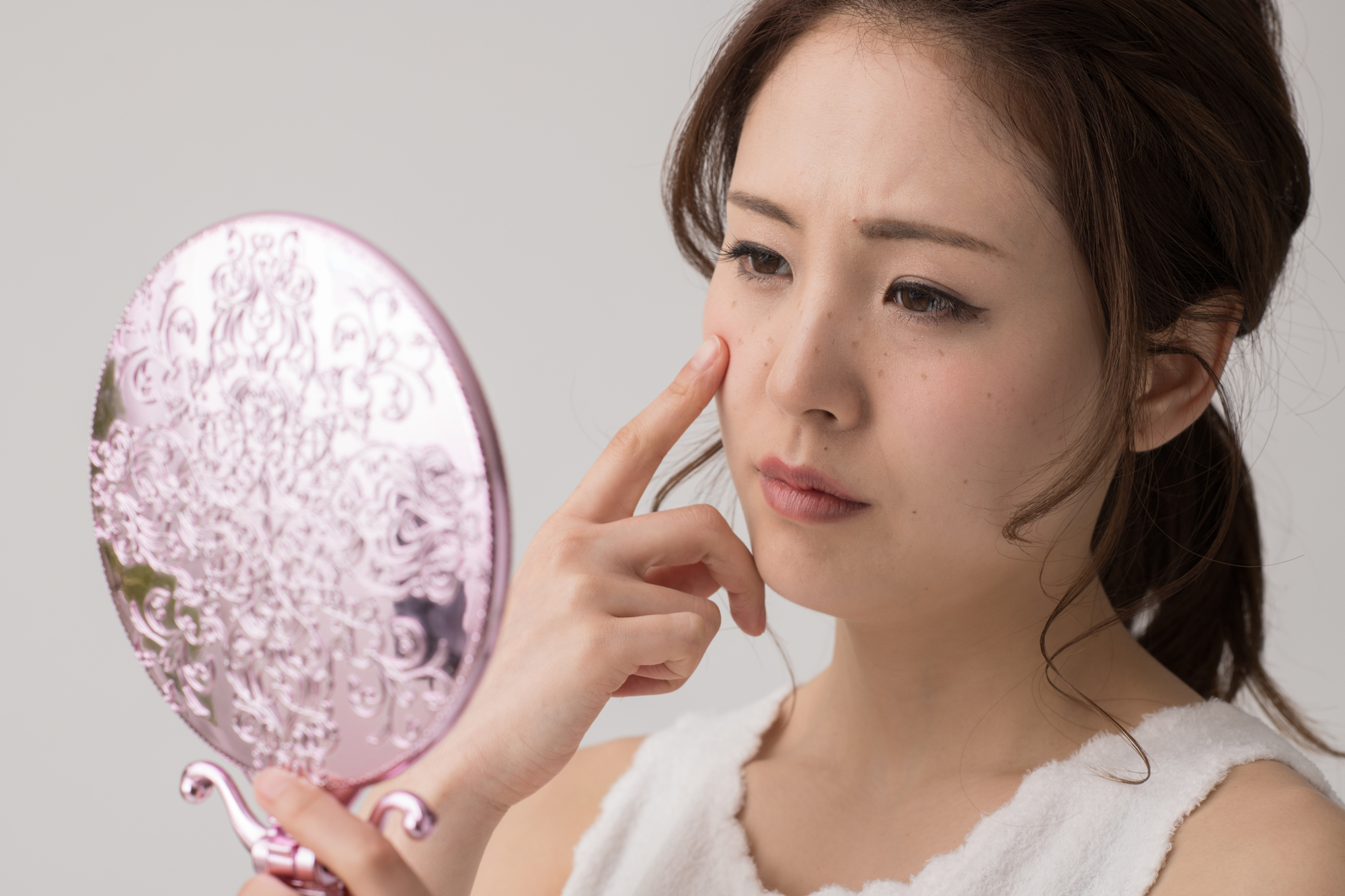 メイクで隠すにも限界がある そばかすができる原因と対策方法 チュラコスの美活予備校