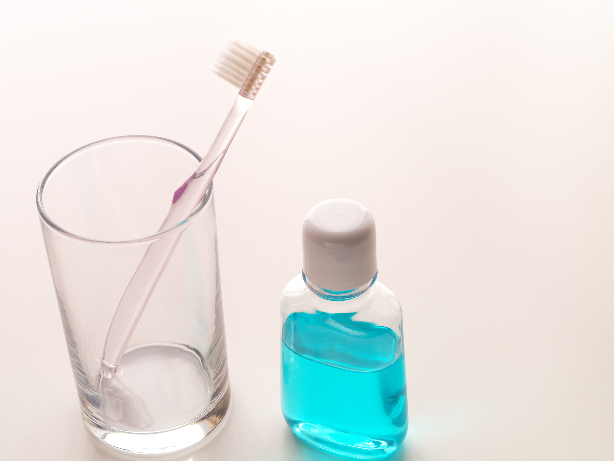 洗口液とは違う 液体歯磨きの効果と使い方について知っておきたい チュラコスの美活予備校