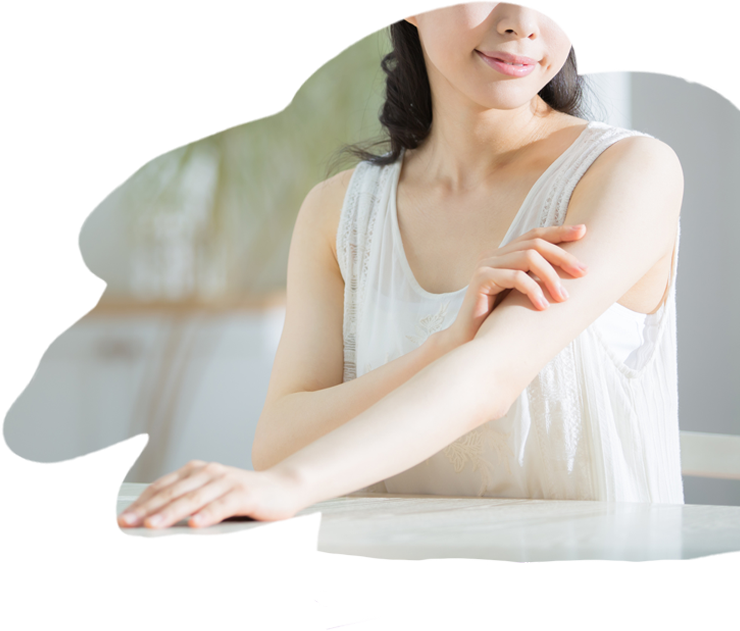 女性が腕にクリームを塗っている様子