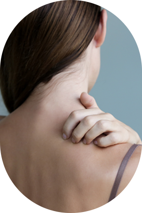 女性が首筋を押さえている様子