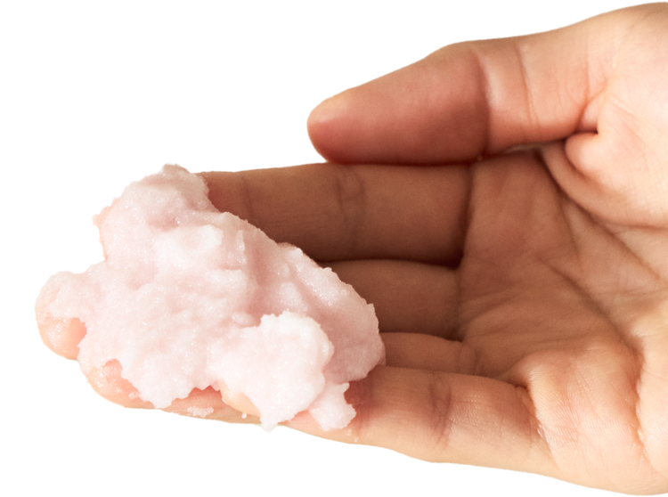塩をのせた手の画像